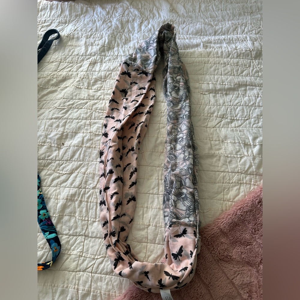 Six brand scarf with pink details